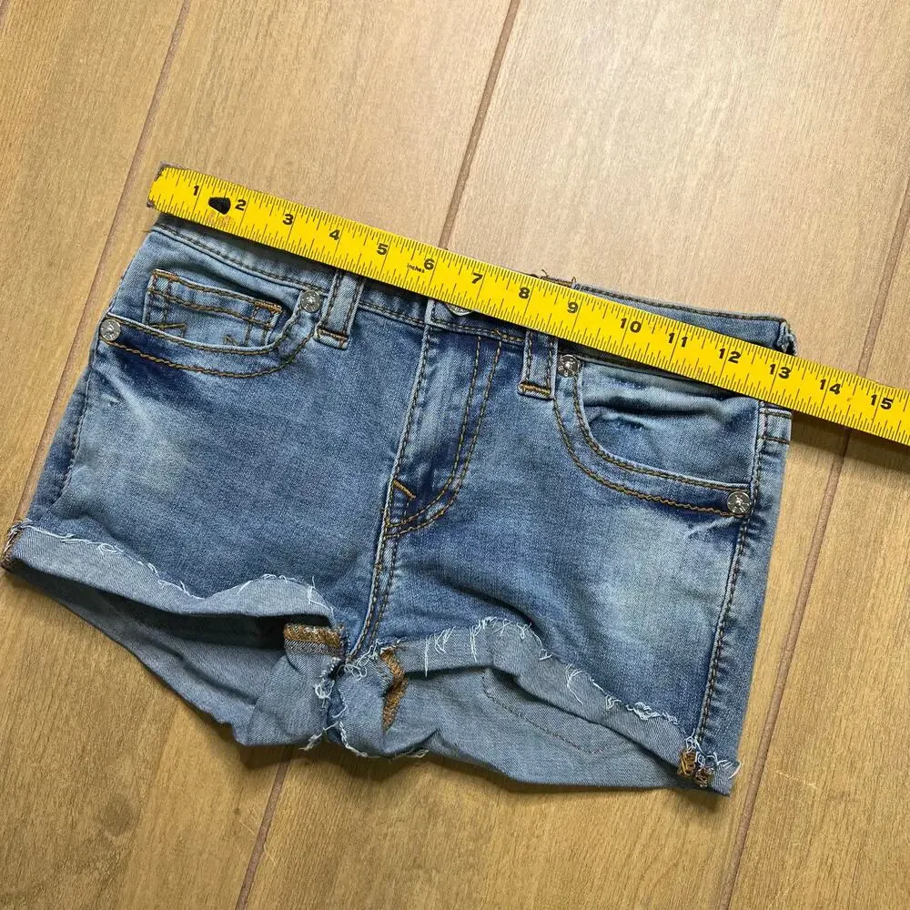 True Religion Becca Denim Shorts Womens Sz 26 Light Wash Cutoff Raw Hem Mid Rise